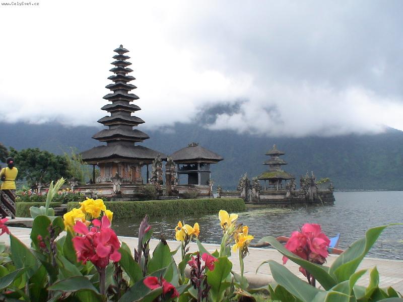 Photo: Chr�m Puru Ulun Danu - Bali