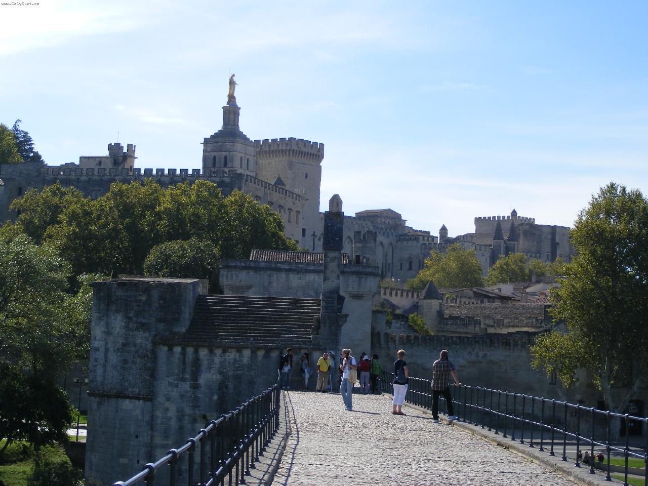 Photo: Avignon-Pohled z mostu na star� m�sto