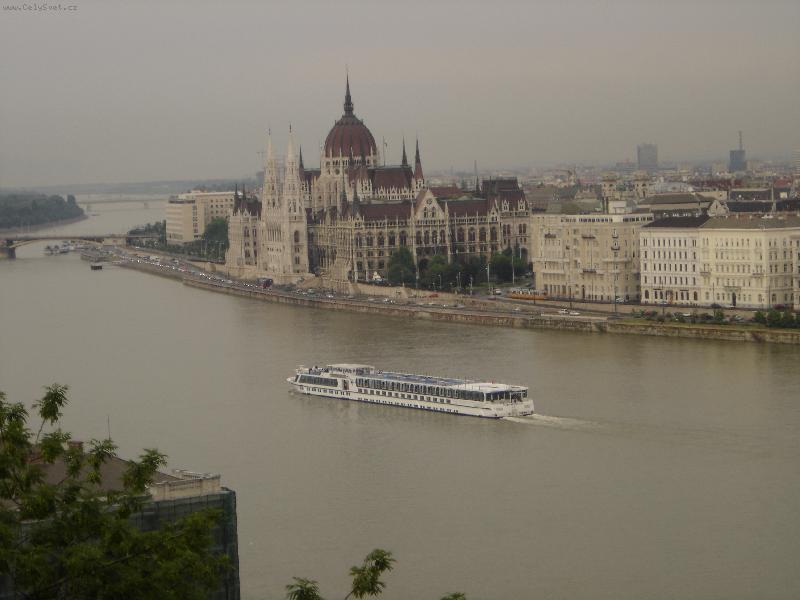 Photo: budapestsky parlament-pohled z hradu